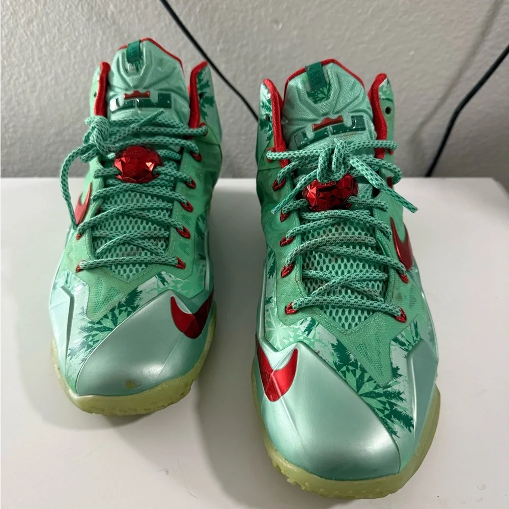 Nike lebron 11 Christmas Men's Sneakers in Green with Red Accents - Picture 4 of 8